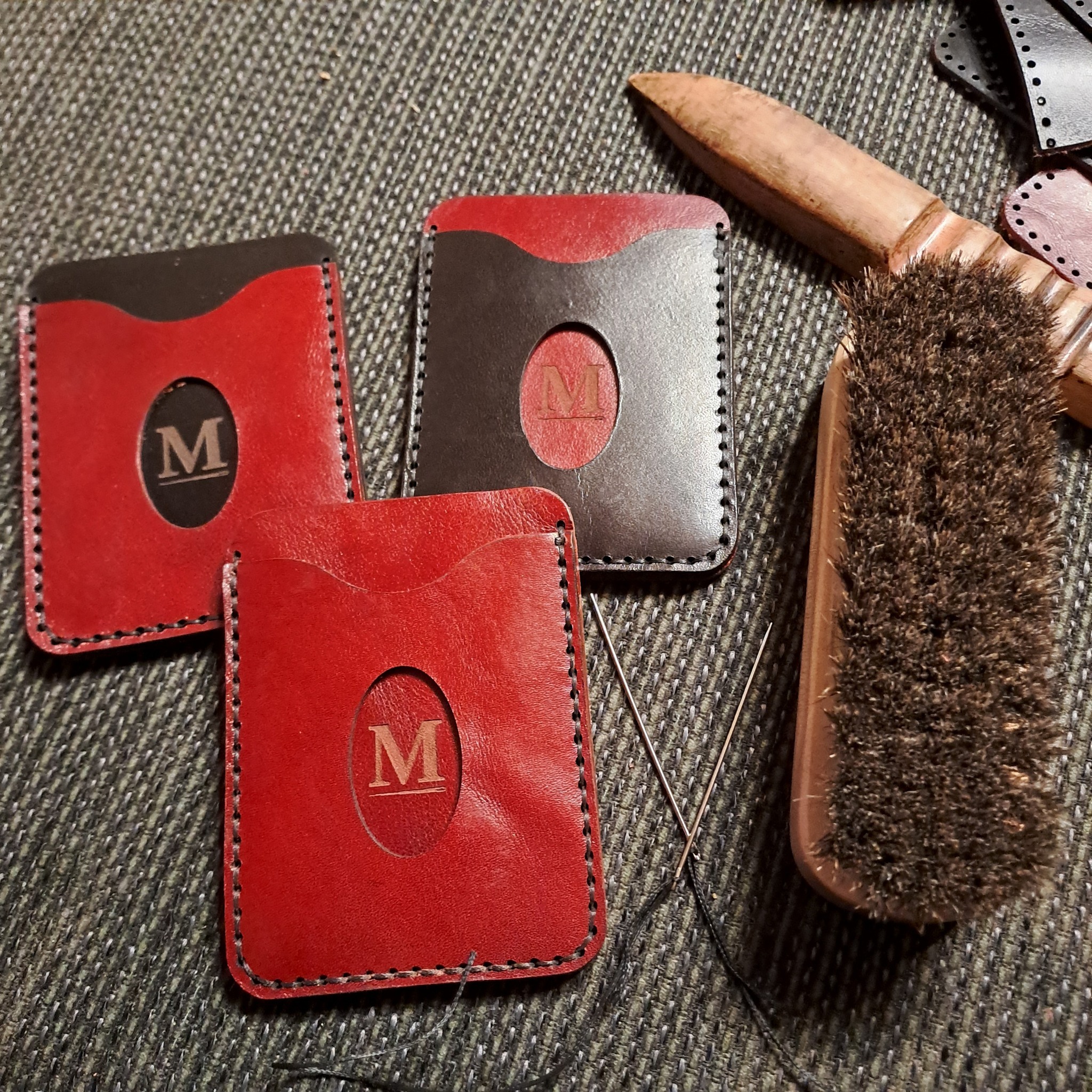 Thumb slot bank card holder with Metsala logo and buffing tools